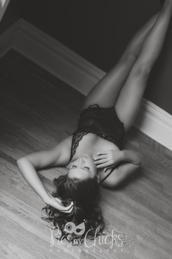 boudoir photography pittsburgh, boudoir pose on the floor