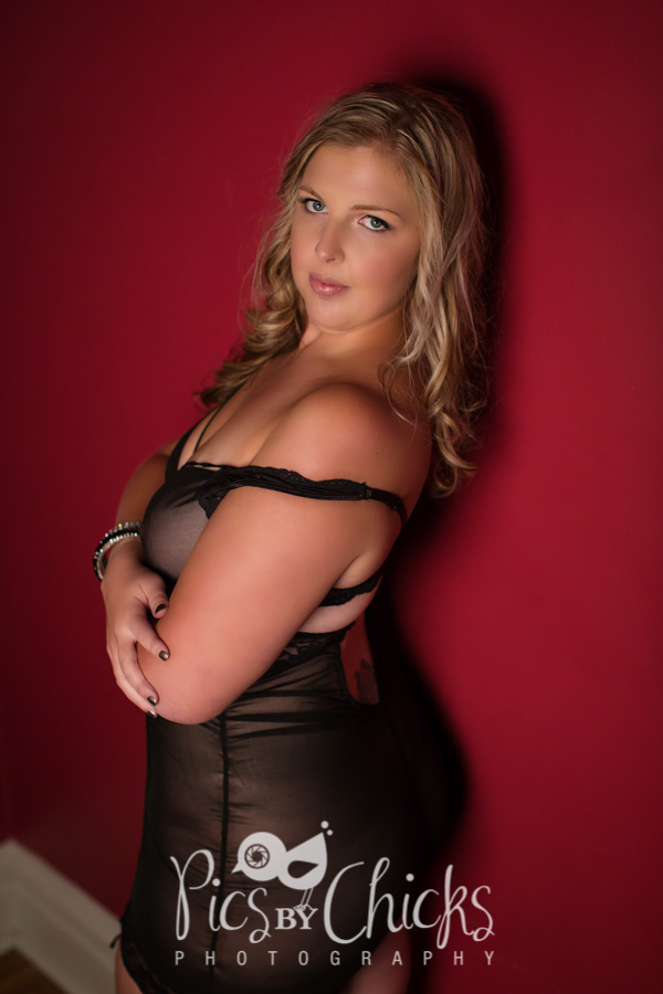 boudoir photographer for plus size boudoir photos in pittsburgh, pics by chicks photography