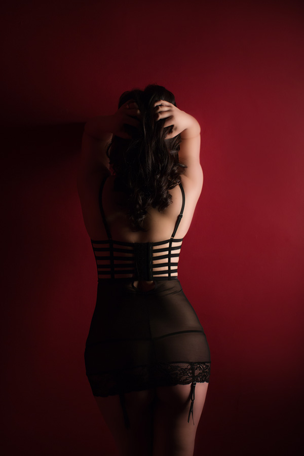 boudoir photographer pittsburgh black lingerie boudoir pose