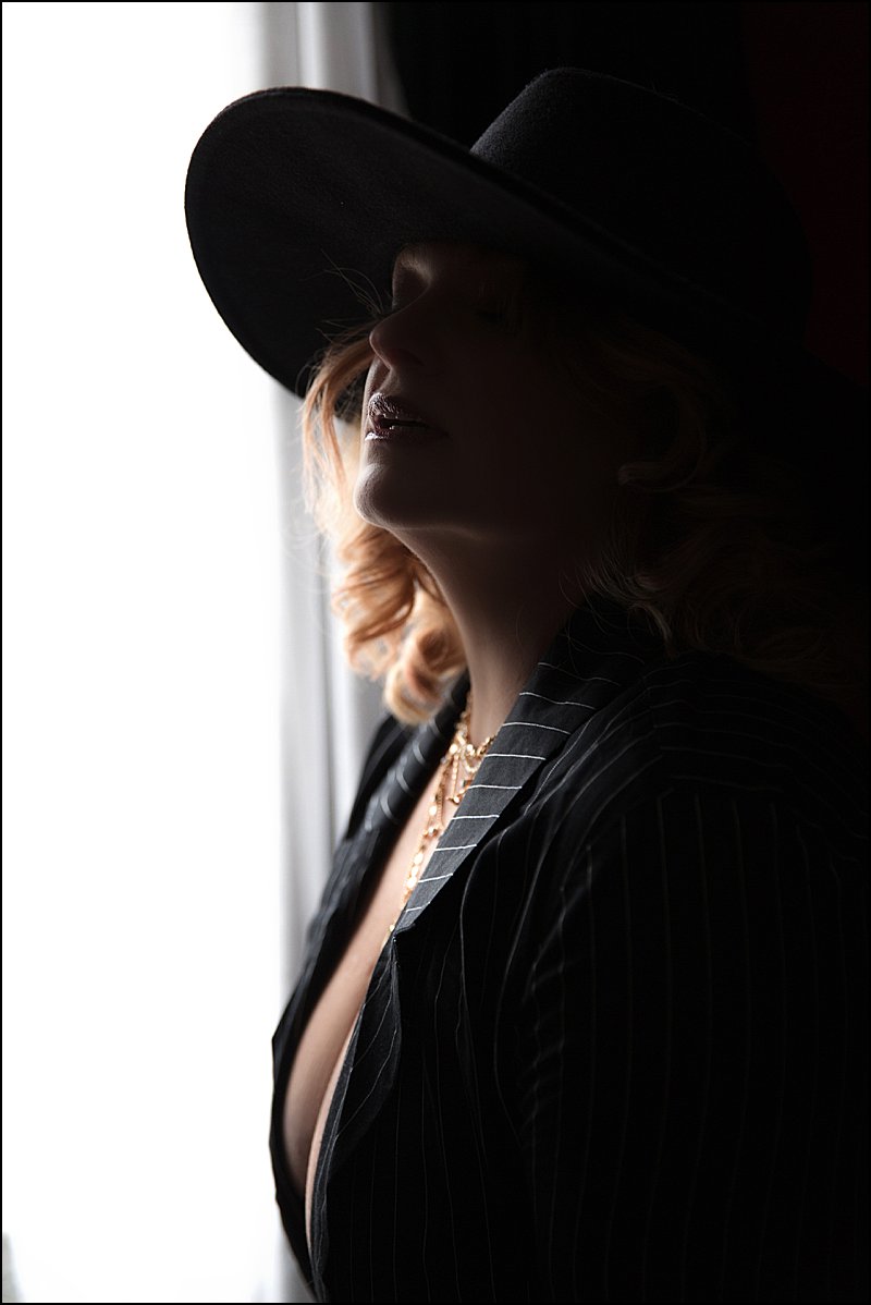 boudoir photography pittsburgh PA dark and moody photo of woman in hat boudoir photography pittsburgh PA dark and moody photo of woman in hat