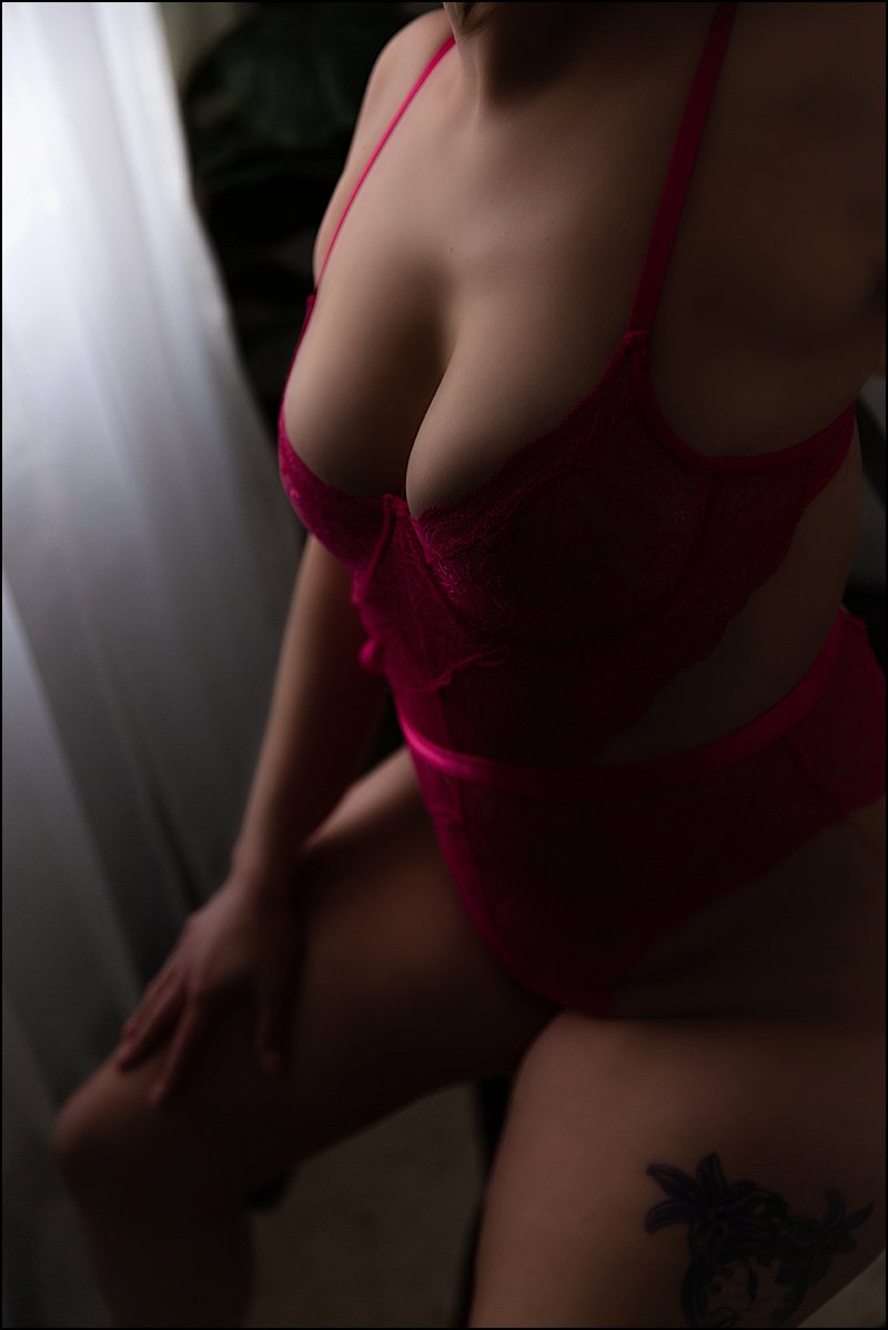 boudoir photography pittsburgh, pittsburgh's best boudoir photographer, sexy photo shoot anonymous body photo in pink lingerie