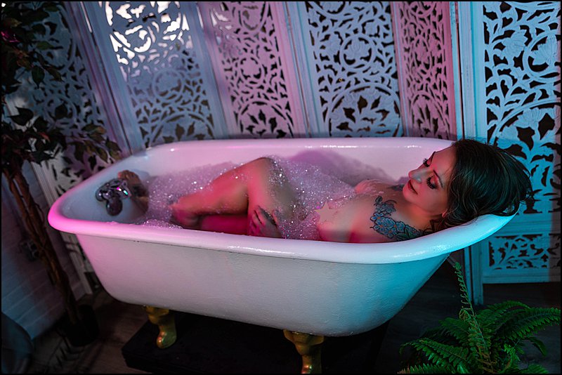 bubble bath photo shoot pittsburgh, boudoir photography pittsburgh, boudoir studio with clawfoot tub and bubbles